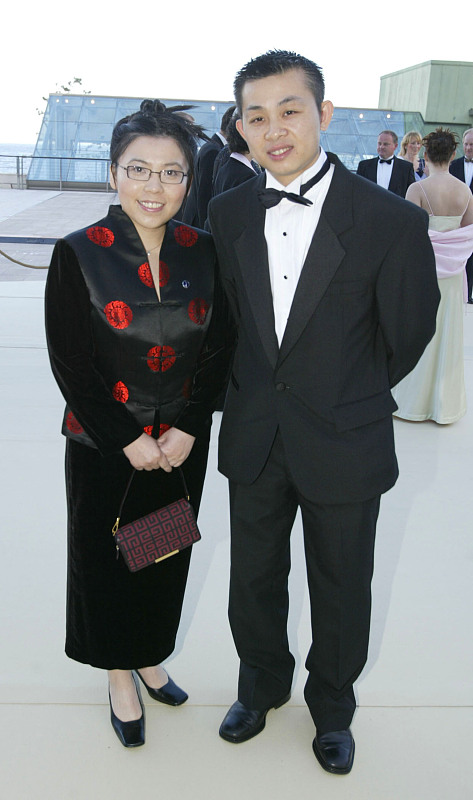 邓亚萍转行做ceo,穿身小巧西装出镜,不到一米六也有强
