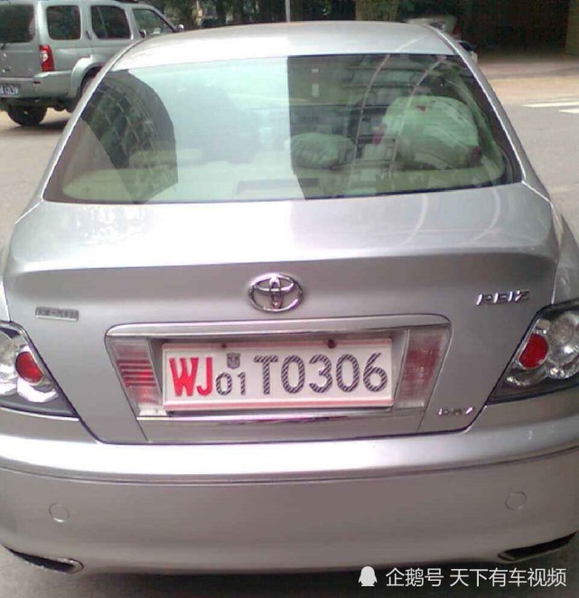 第二种车牌和上面的车牌正好是反过来的,从白底黑字变成了黑底白字.