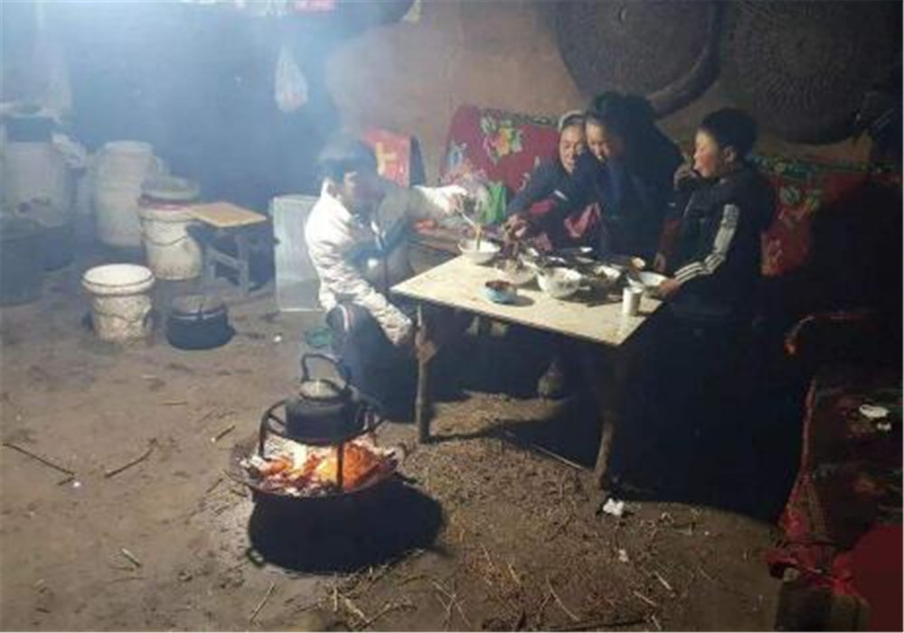 2年前,走9里山路上学的"冰花男孩,如今变化太大,已认不出