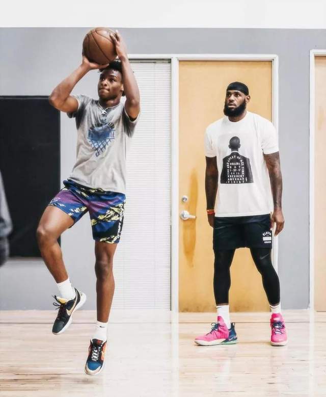 nba球员上脚:詹姆斯和布朗尼训练,kobe5李小龙来了