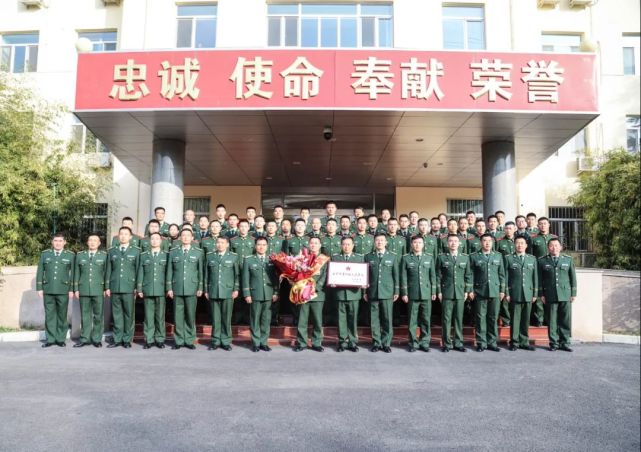 深秋,气温骤降,武警北京总队机动第一支队官兵心里却格外火热.