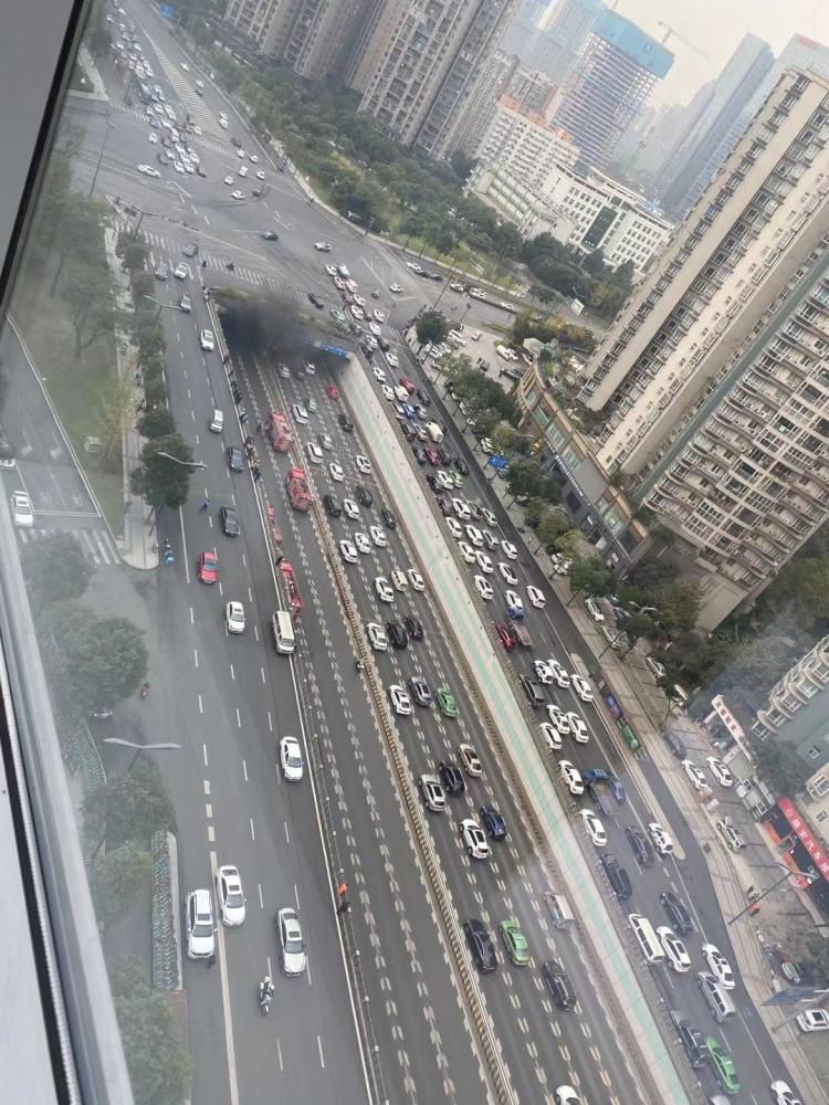 成都一下穿隧道小车突发自燃事故 现场已实行交通管制