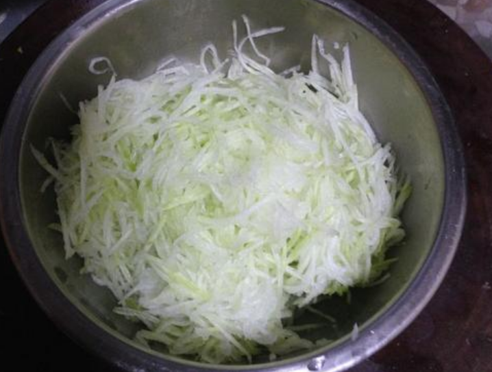 锅中烧水,水开后把冬瓜丝放入焯水2分钟