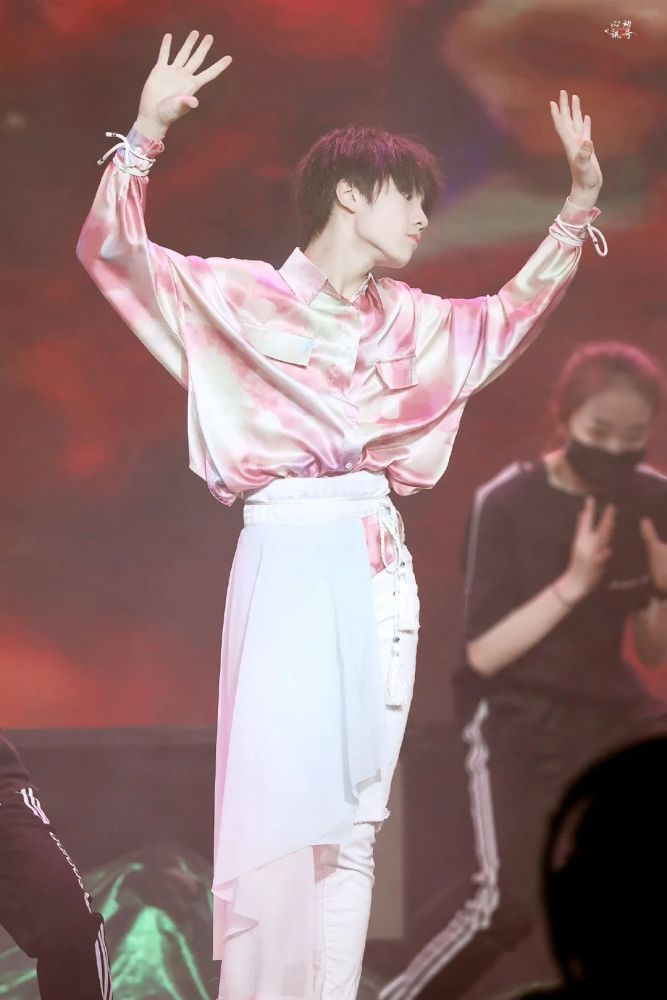 逐梦少年tfboys师弟苏新皓新晋舞台王者用努力追光逐梦