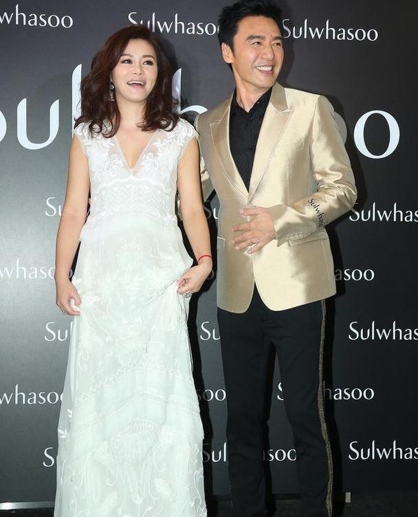 钟镇涛选老婆眼光真绝!现任小12岁娇妻,一袭白裙美艳不输章小蕙