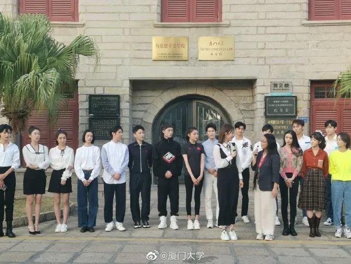 晚上,在厦门大学芙蓉湖畔 他们学习电影党课, 忆红色精神 同声同气,许