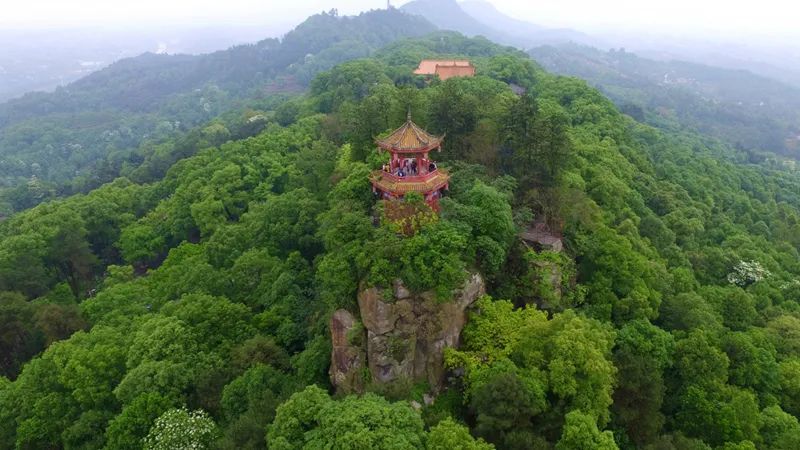 玉 蟾 山 景 区龙脑桥雄踞泸州市泸县县城北郊的九曲河上,为古驿道所