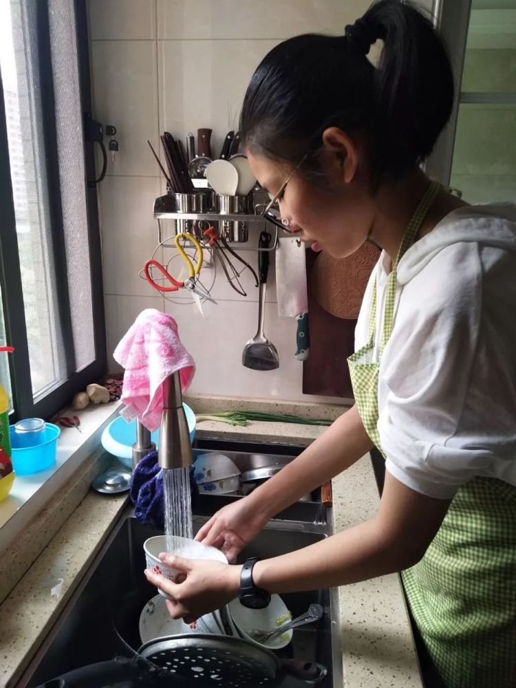 女人就应该做家务么天下没有这样的道理