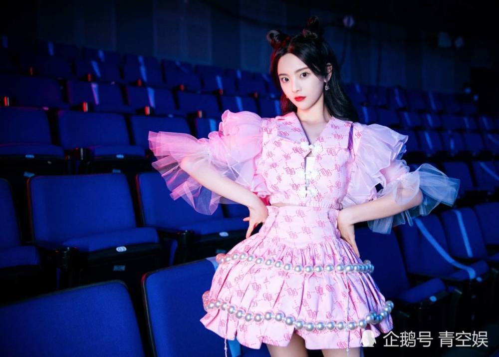 以第三名的成绩高位出道,在这档综艺节目里杨超越唱歌跳舞rap都不行