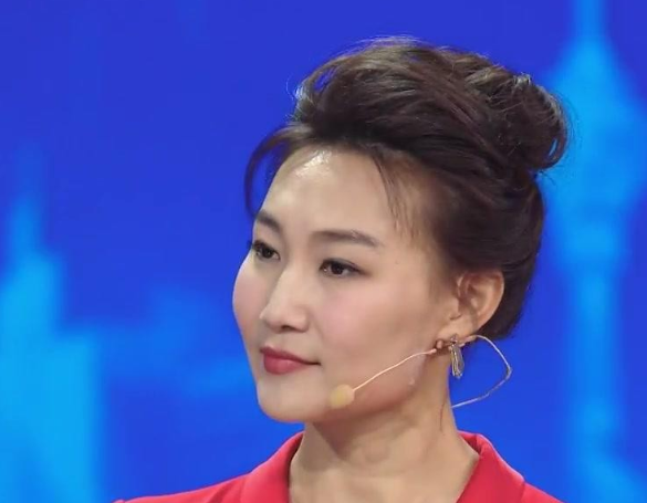 央视最美主持人李梓萌,为工作戴假发13年,摘下头套后判若两人!