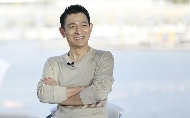 59岁刘德华与倪妮同框素颜有皱纹仍帅气看不出近30年龄差