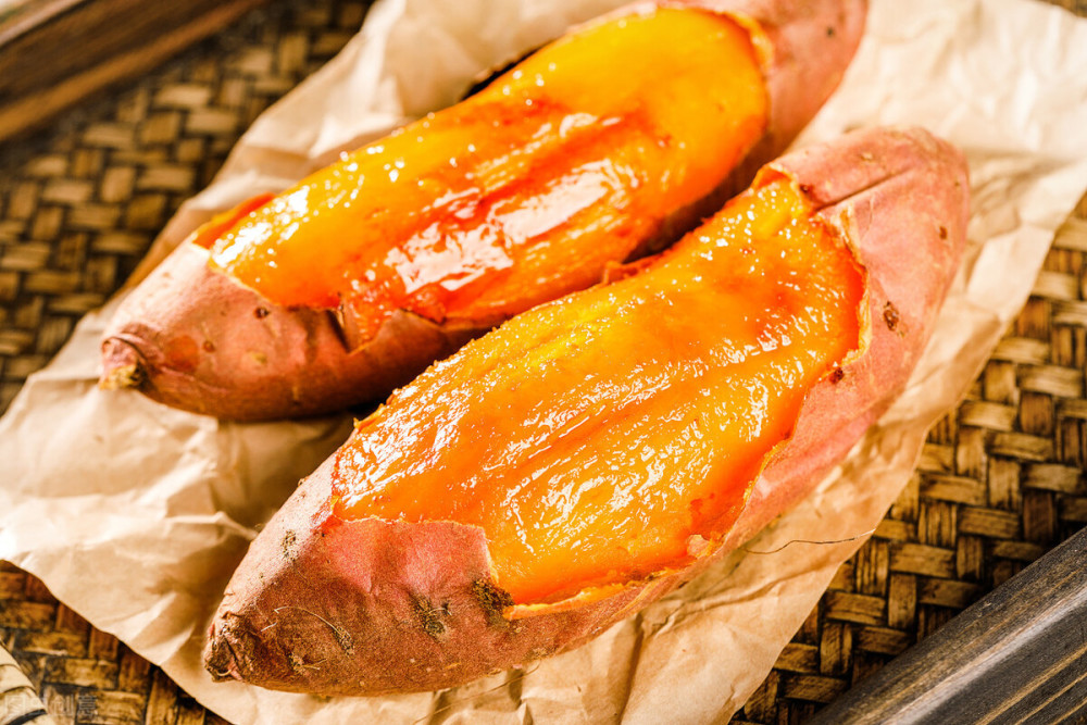 天儿冷吃啥?来根暖呼呼的烤红薯吧,按照这个方法做个个香甜软糯