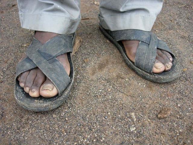 非洲最受欢迎的拖鞋,用废旧轮胎制作而成,几块钱一双卖到手软!