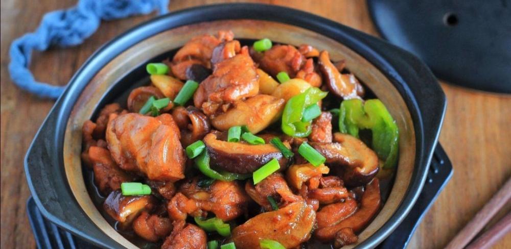 《香菇滑鸡煲》