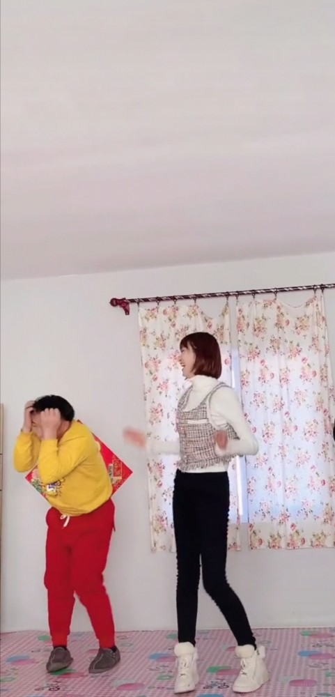 《乡村爱情14》片场 李银萍方正皮长山尬舞 穿鞋踩炕被关注