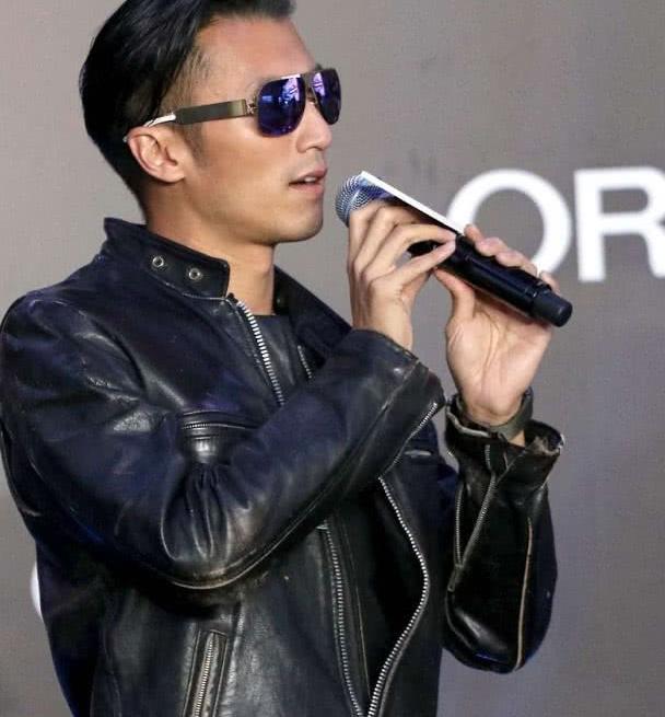 谢霆锋穿上黑色皮衣,下搭牛仔裤,梳个大背头看起来可酷了!