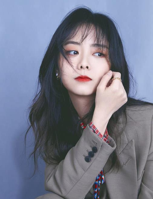 谭松韵终于将头发留长,发型换成法式波浪卷,成熟有女人味!