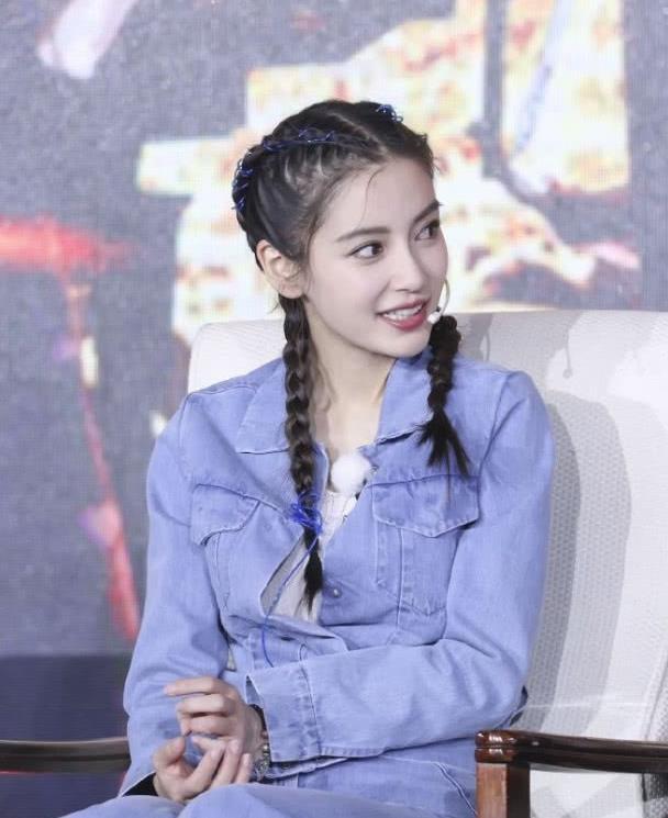 杨颖现身"新跑男"发布会,扎一头拳击辫配牛仔装,很酷很时髦!