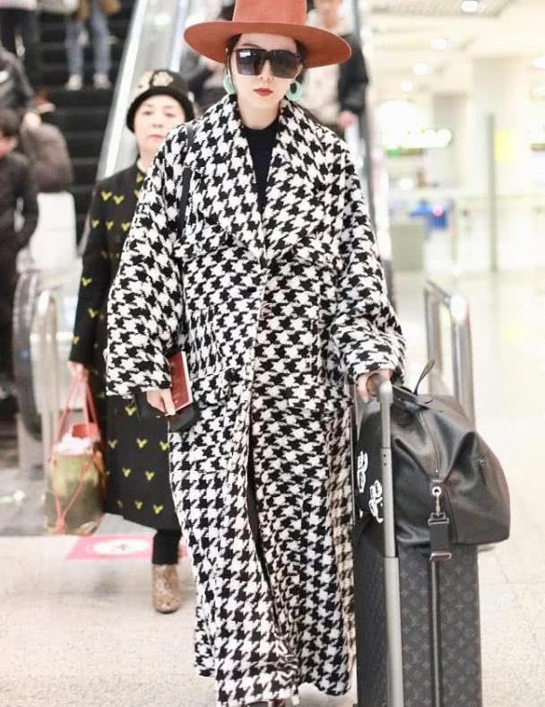 范冰冰现身,穿千格鸟大衣和陈伟霆撞衫,戴一顶礼帽颇有名媛范