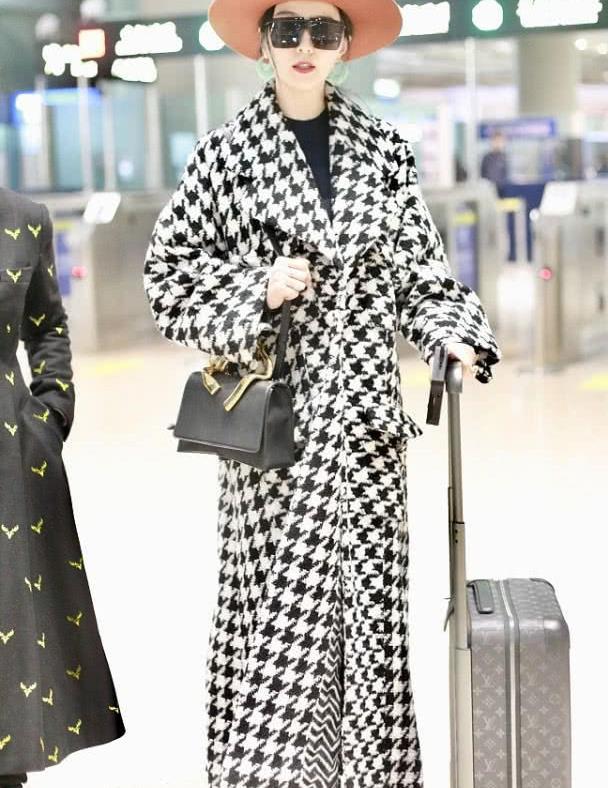 范冰冰现身,穿千格鸟大衣和陈伟霆撞衫,戴一顶礼帽颇有名媛范