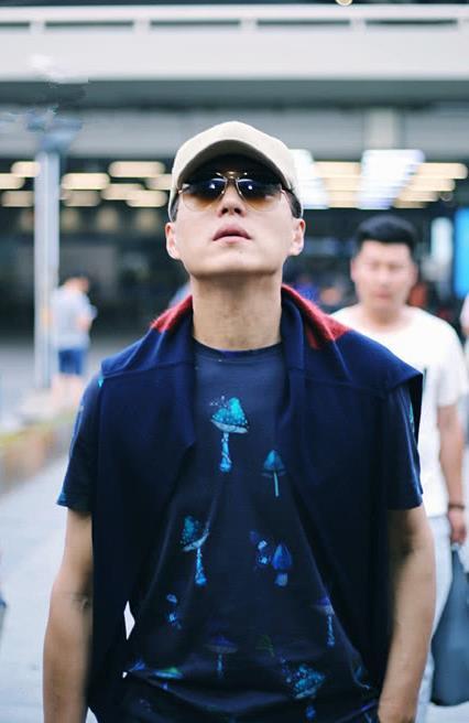 靳东又穿这件马甲走机场,这次内搭深色t恤,有男人味多