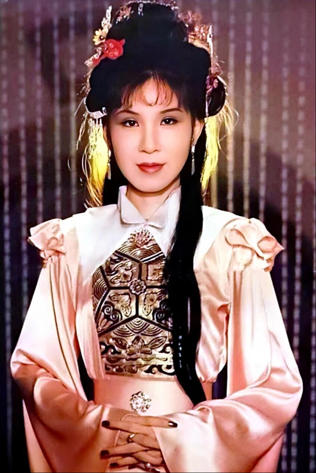 64岁西门大妈杨钧钧近照曝光磨皮磨到五官看不清