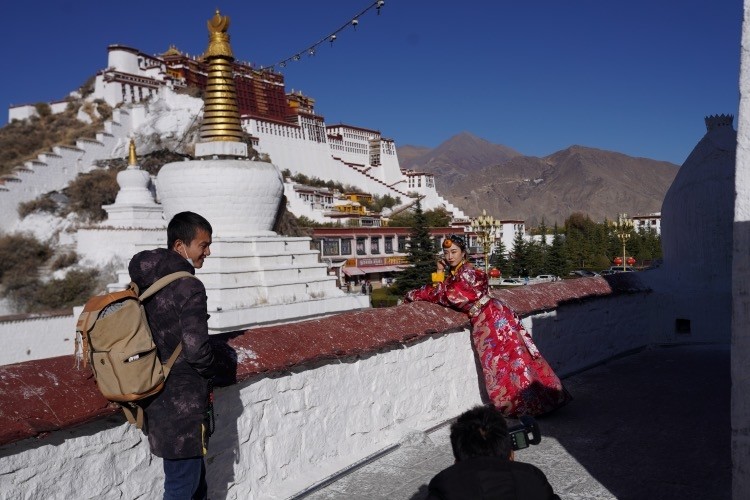 在药王山观景台拍摄旅游写真的游客.(南方周末记者 翁洹/图)