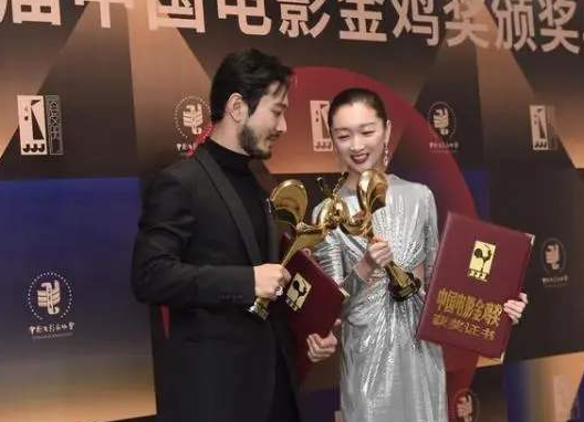 周冬雨三金大满贯影后,黄晓明二获金鸡影帝,却被嘲"德不配位"