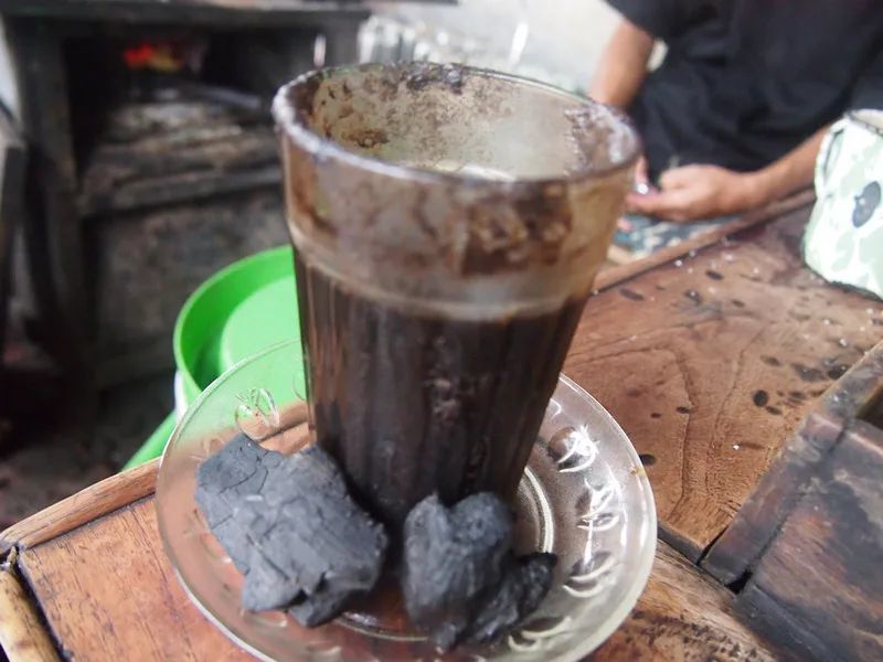 在印尼街头点了杯炭烧咖啡,老板夹块木炭怼到了我嘴里