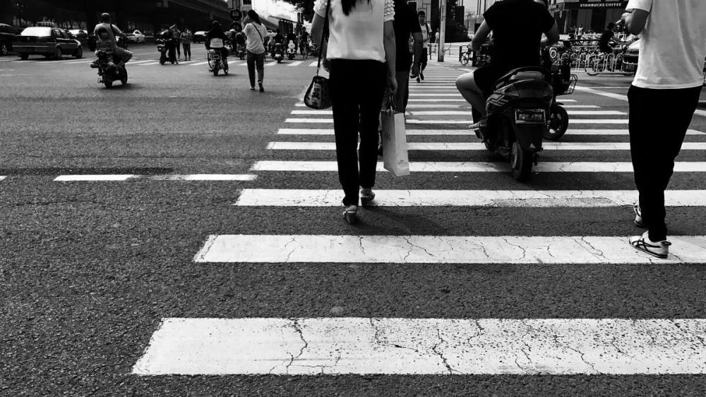 老家朋友一个个结婚生子了,自己还一个人在外地"漂泊".