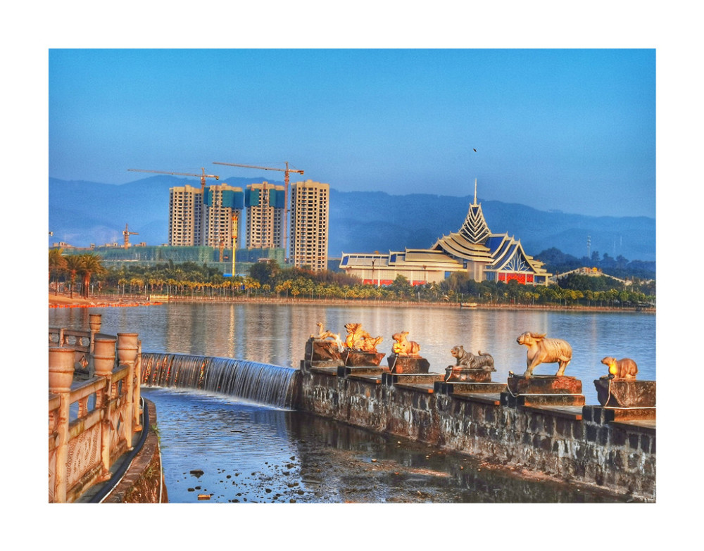晨曦中的瑞丽弄莫湖公园