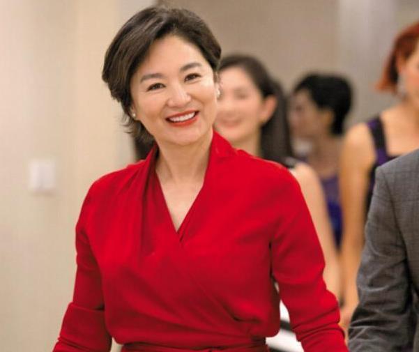 65岁林青霞近照曝光皮肤松弛尽显老态无惧自然老去直面镜头