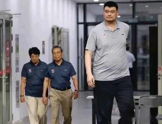 2020年有很多有趣的照片,比如钟南山院士身高180cm,但站在 姚明 身边