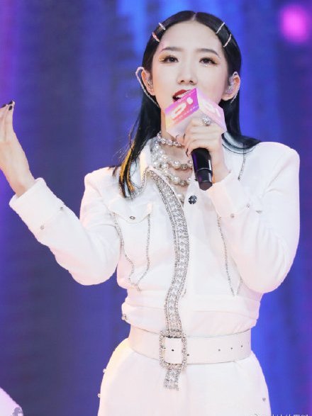 孟美岐最新的发型来了,"齐刘海 金色短发",好有个性!