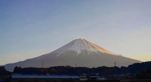 到了冬天,富士山头的雪顶最为壮丽.