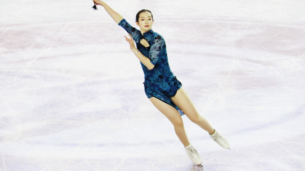 哈尔滨体育学院毕业学姐穿旗袍表演古风版花样滑冰,又