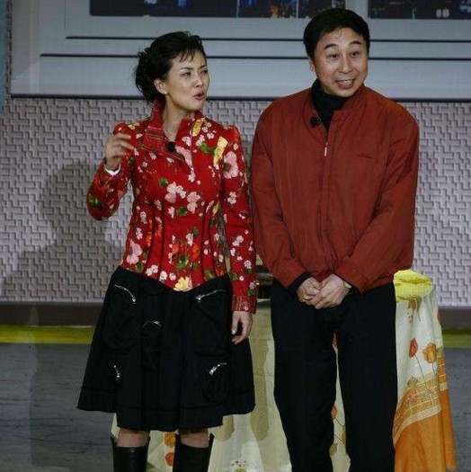 62岁冯巩隐藏36年的老婆竟是我们熟悉的她难怪一直无绯闻