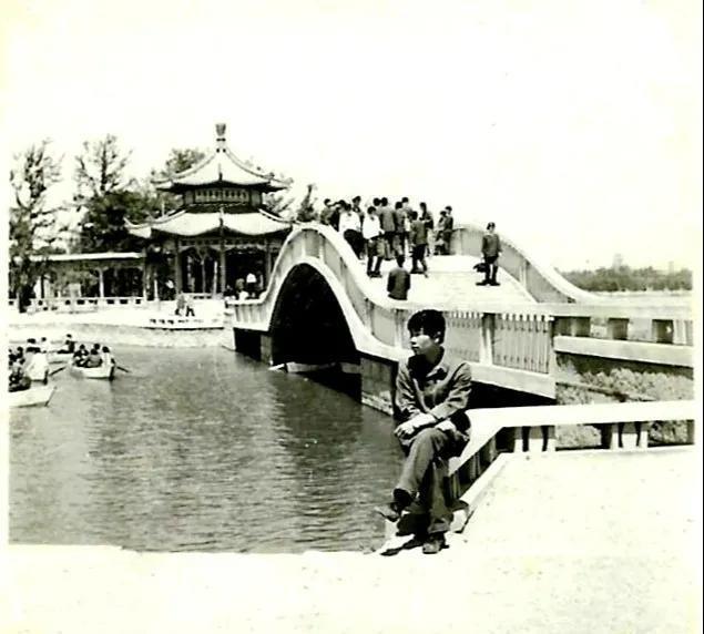 七十年代天津水上公园,特点是 水多 桥多 亭阁长廊多.