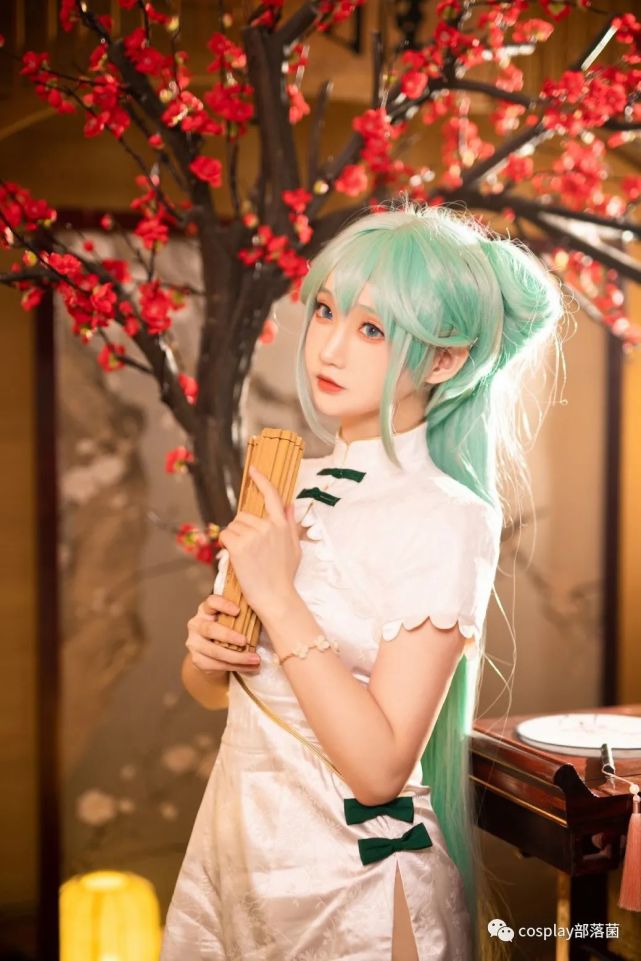 cos:旗袍初音,韶华迤逦三春暮,飞尽繁红无数