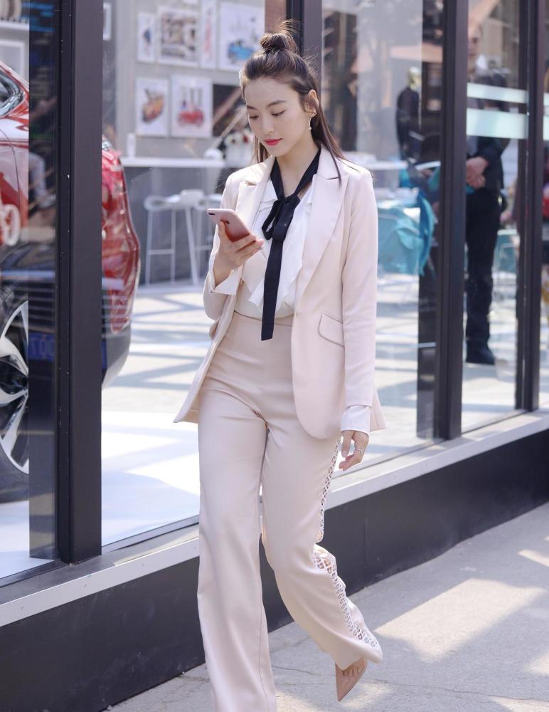 丝绒西服套装,搭配尖头细高跟单鞋,穿出时尚气质