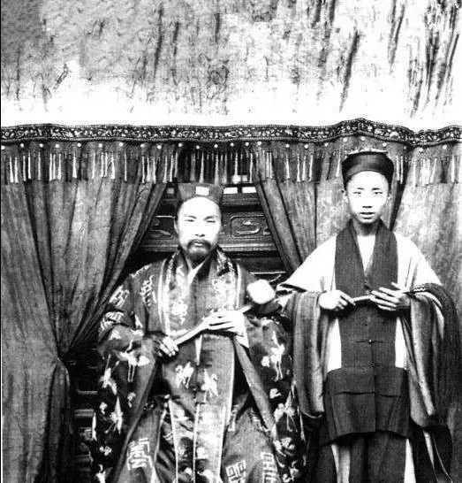 照片中是 八仙庵 的道长,这张照片拍摄于1899年.