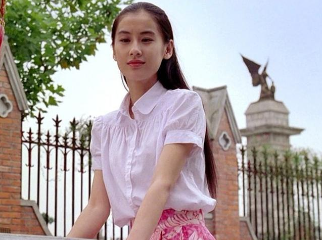 11年前,杨子为捧颖儿让黄圣依作配,发布会上黄直接将颖儿关门外