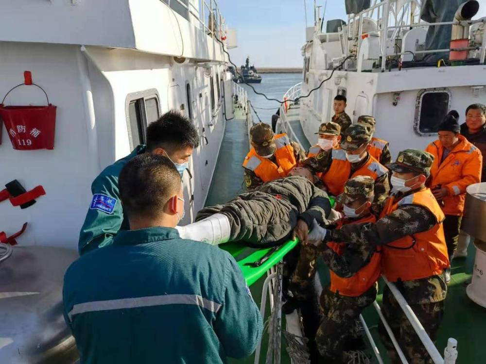 接到报警后,丹东海警局立即启动海上救援应急预案,迅速调度正在事发