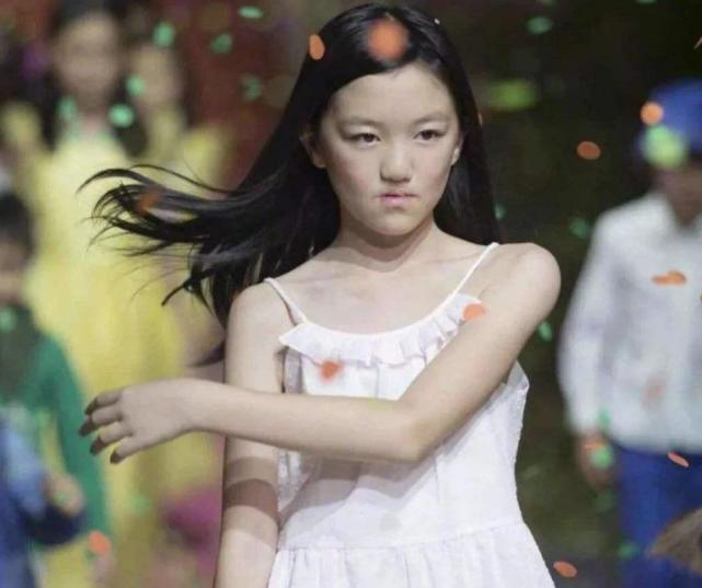 李嫣终于又晒正脸照!她嘴巴和普通孩子一样了,染回黑发变乖巧