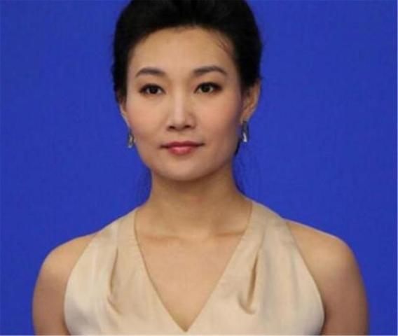 43岁《新闻联播》主持李梓萌:戴假发13年,摘下头套的她什么样?
