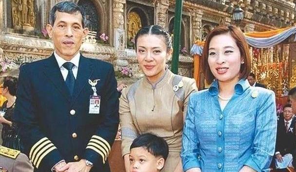 众所周知,从玛哈十世,也就是现任泰王上位之后,身边的美女都接二连三