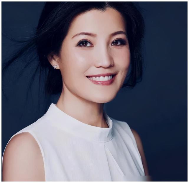 九十年代红遍广东的珠江台节目主持人邹庆红,如今成为