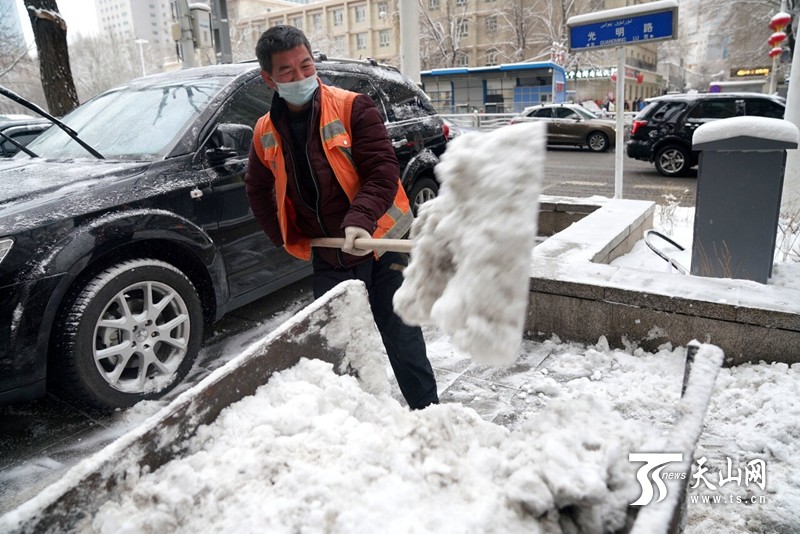 乌鲁木齐清雪进行时 全城开足马力保畅通