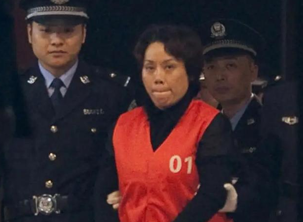 重庆首个被抓的黑帮女老大,靠着文强弟妹身份,非法获利数千万