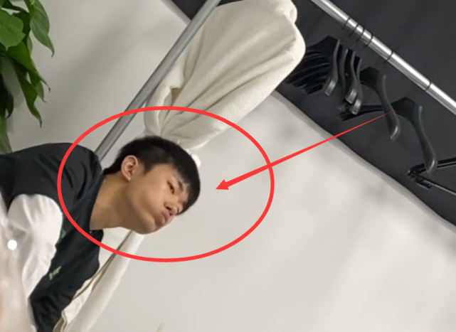 易烊千玺相比同龄的男生确实要出色很多,他不仅长得帅气,性格善良又